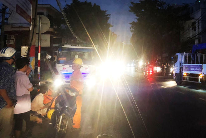 Bóng bay vướng đường dây 22kV, hàng trăm hộ dân mất điện chiều 30 Tết