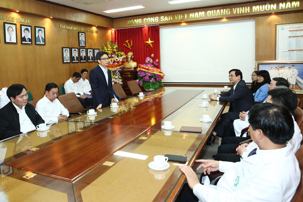 Phó Thủ tướng thăm bệnh viện, công nhân môi trường chiều 30 Tết