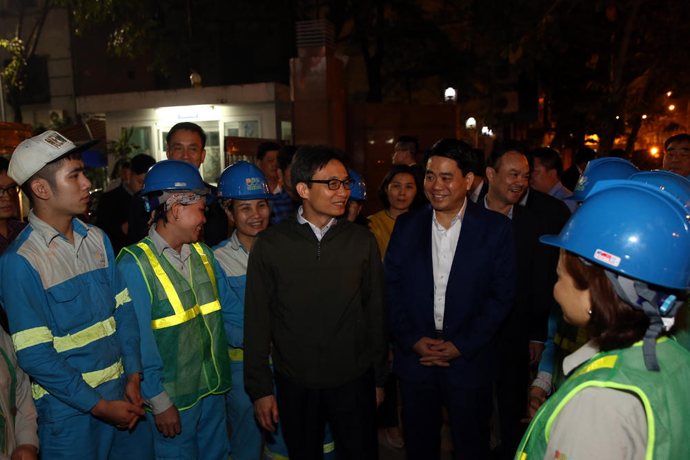 Phó Thủ tướng thăm bệnh viện, công nhân môi trường chiều 30 Tết