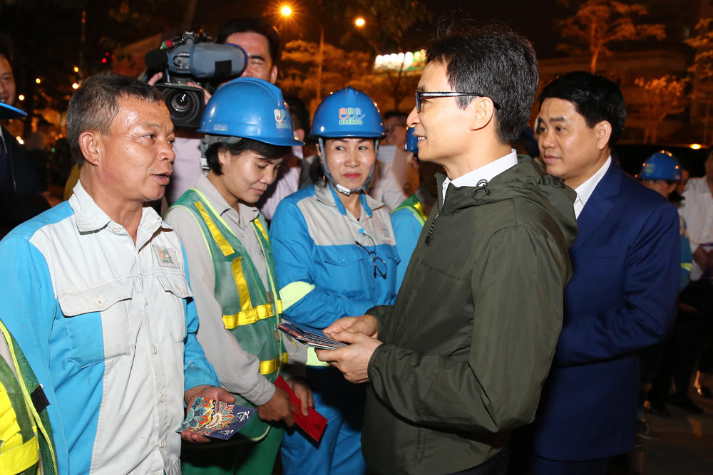 Phó Thủ tướng thăm bệnh viện, công nhân môi trường chiều 30 Tết