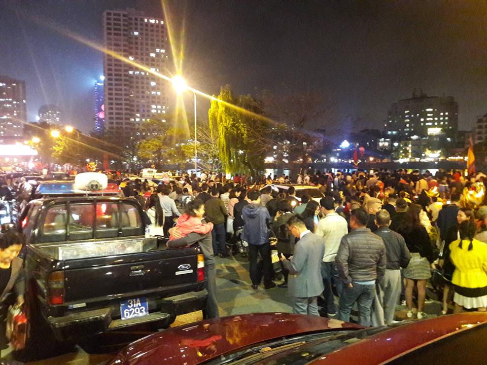 Cả nước tưng bừng đón giao thừa xuân Kỷ Hợi 2019