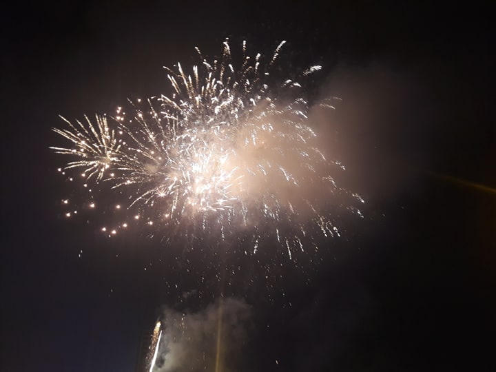 Cả nước tưng bừng đón giao thừa xuân Kỷ Hợi 2019