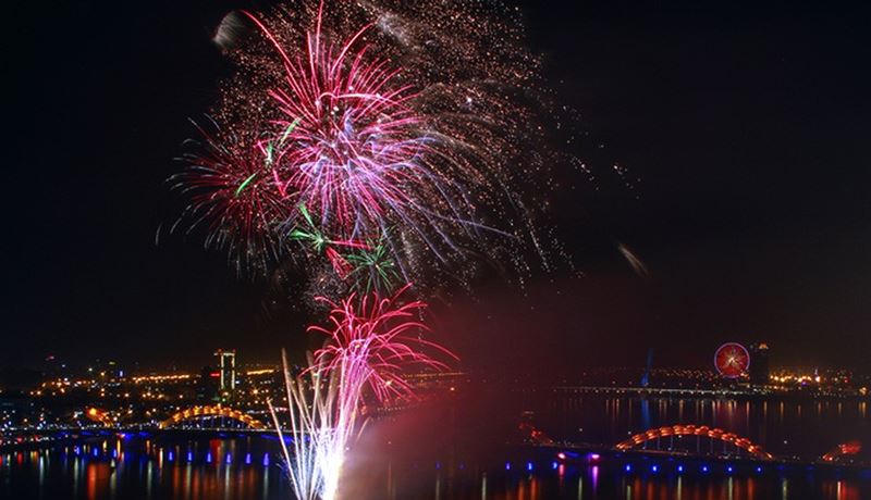 Cả nước tưng bừng đón giao thừa xuân Kỷ Hợi 2019