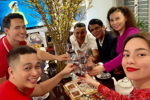 Mùng 1 lúc 2h sáng đêm qua của nhà mình. Năm nào cũng vậy,sau giao thừa là có một nhân vật hợp tuổi,hợp mạng và dễ thương đến đạp đất. Và năm nay là người anh quen biết nhau,chia sẻ mọi vui buồn trong công việc với nhau cũng gần 20 năm rùi.