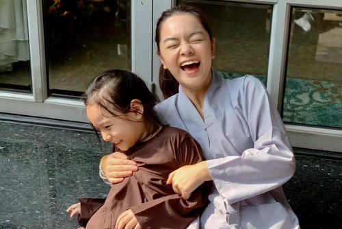 Phạm Quỳnh Anh dành thời khắc giao thừa và cả ngày mồng Một để đi chùa.