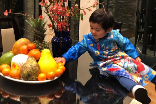 Bà xã Đan Trường cũng bày mâm ngũ quả