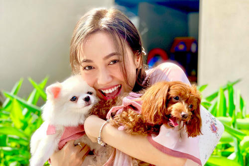 Diễn viên Diệu Nhi vui đùa bên những con thú cưng. Người đẹp cho biết cô có lịch diễn kịch xuyên Tếtphục vụ khán giả, vì vậy sẽ đi chơi cùng gia đình sau.