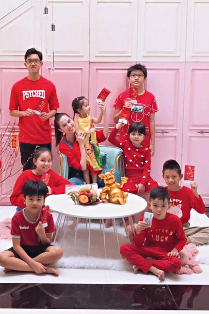 Sáng mùng Một, các cháu của Ngọc Trinh lần lượt xếp hàng để được cô lì xì. Người đẹp cùng các cháu mặc trang phục ton sur ton.