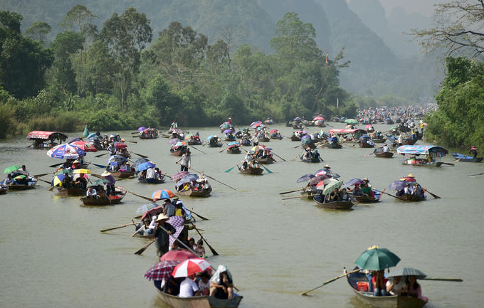 Khách tăng đột biến, Chùa Hương tắc nghẽn ngày khai hội