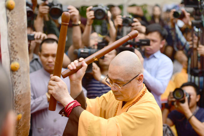 Khách tăng đột biến, Chùa Hương tắc nghẽn ngày khai hội