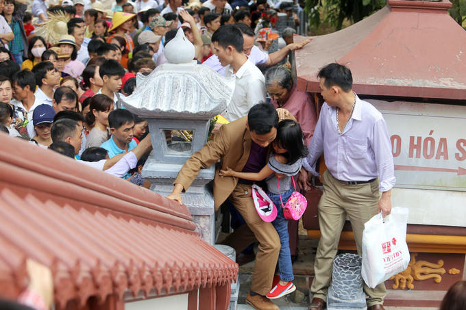 Khách tăng đột biến, Chùa Hương tắc nghẽn ngày khai hội