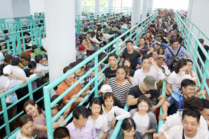 Khách tăng đột biến, Chùa Hương tắc nghẽn ngày khai hội