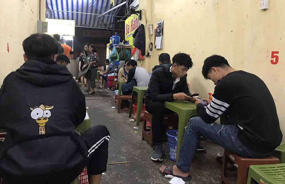 Ngồi tràn lòng đường, chờ cả tiếng ăn bún riêu, ốc nóng giải ngấy