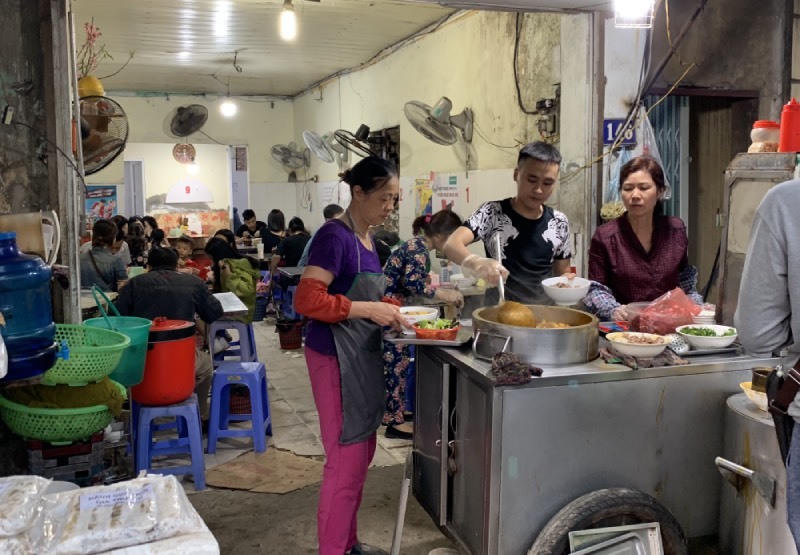 Ngồi tràn lòng đường, chờ cả tiếng ăn bún riêu, ốc nóng giải ngấy