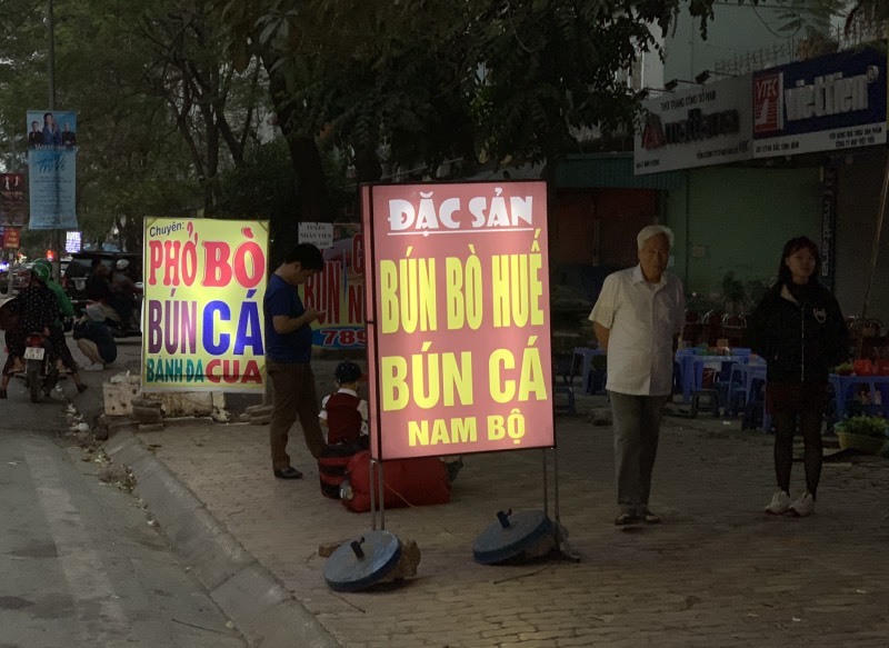 Ngồi tràn lòng đường, chờ cả tiếng ăn bún riêu, ốc nóng giải ngấy