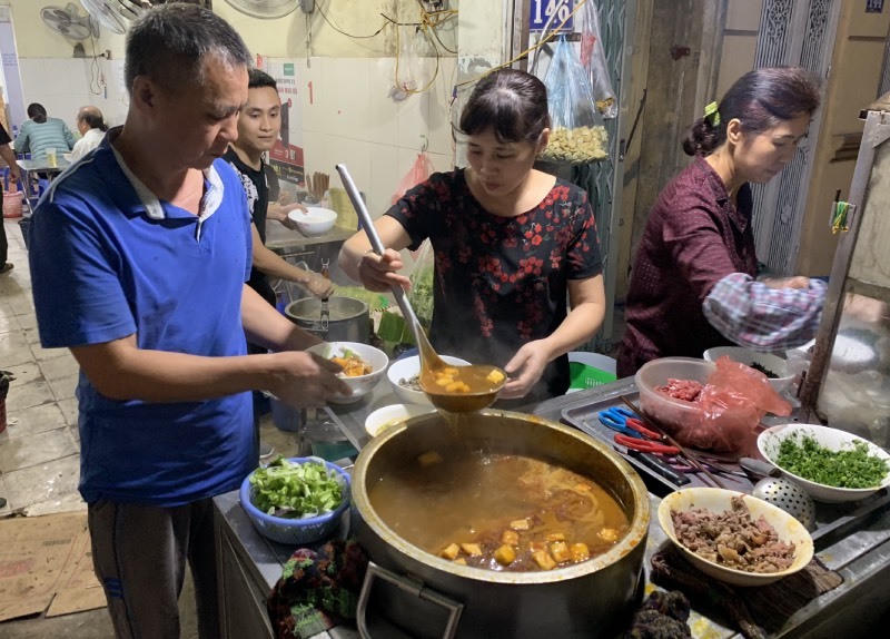 Ngồi tràn lòng đường, chờ cả tiếng ăn bún riêu, ốc nóng giải ngấy