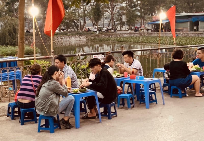 Ngồi tràn lòng đường, chờ cả tiếng ăn bún riêu, ốc nóng giải ngấy