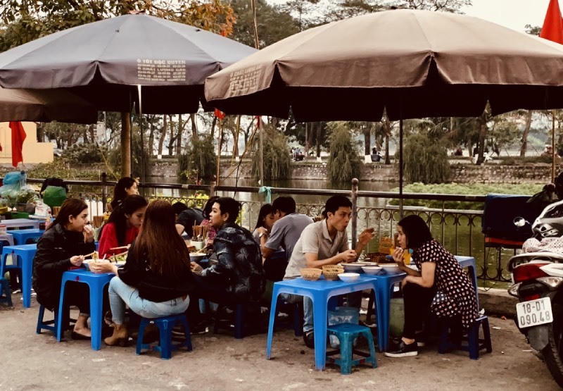 Ngồi tràn lòng đường, chờ cả tiếng ăn bún riêu, ốc nóng giải ngấy