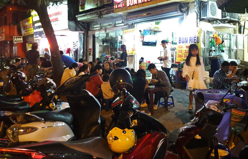 Ngồi tràn lòng đường, chờ cả tiếng ăn bún riêu, ốc nóng giải ngấy