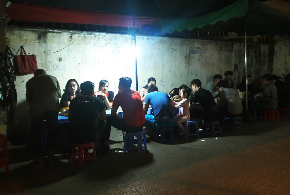 Ngồi tràn lòng đường, chờ cả tiếng ăn bún riêu, ốc nóng giải ngấy