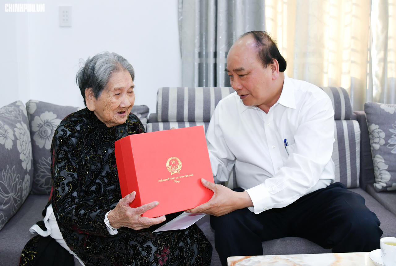 Thủ tướng: Không thể hời hợt, bán rẻ giá trị văn hóa du lịch Việt Nam