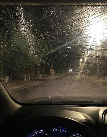 Xe bán tải bị ném đá vỡ kính. Ảnh: Đại Dương.