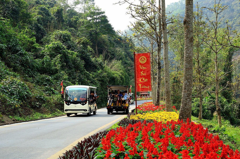 Hàng vạn người hành hương về miền địa linh Tây Thiên đầu xuân