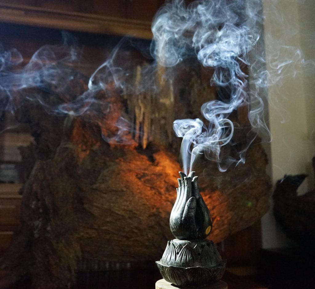 Hương trầm nhớ mẹ