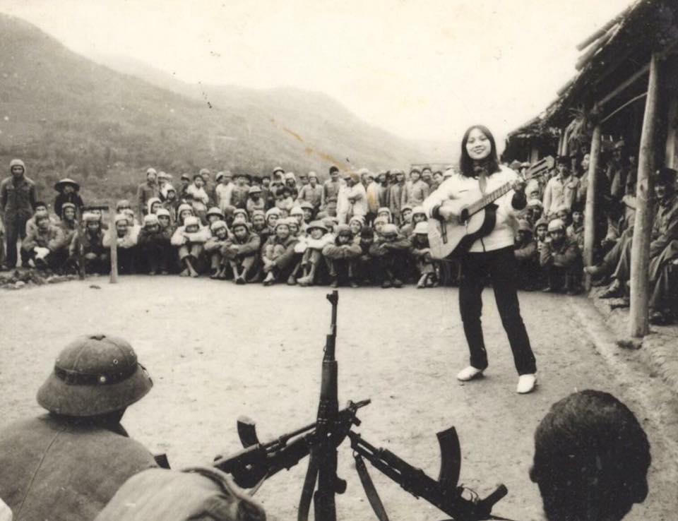 NSND Thái Bảo hồi tưởng tháng năm 'lội bùn hát cho bộ đội nghe'