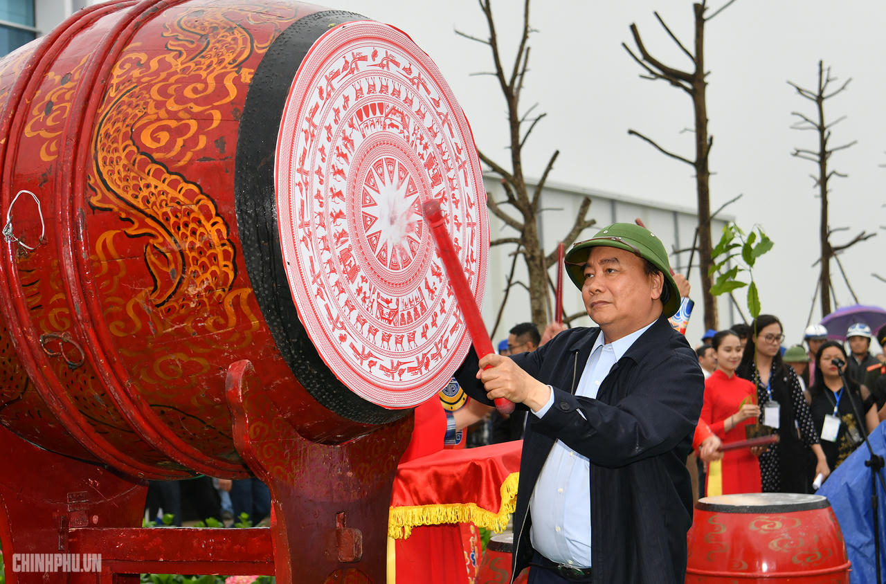 Thủ tướng dự khánh thành nhà máy nước tinh khiết, hoa quả, thảo dược lớn nhất miền Trung