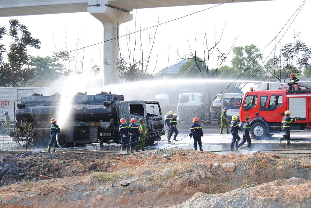 Xe bồn chở xăng bất ngờ bốc cháy dữ dội gần cầu vượt cửa ngõ Sài Gòn