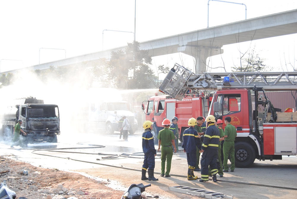Xe bồn chở xăng bất ngờ bốc cháy dữ dội gần cầu vượt cửa ngõ Sài Gòn