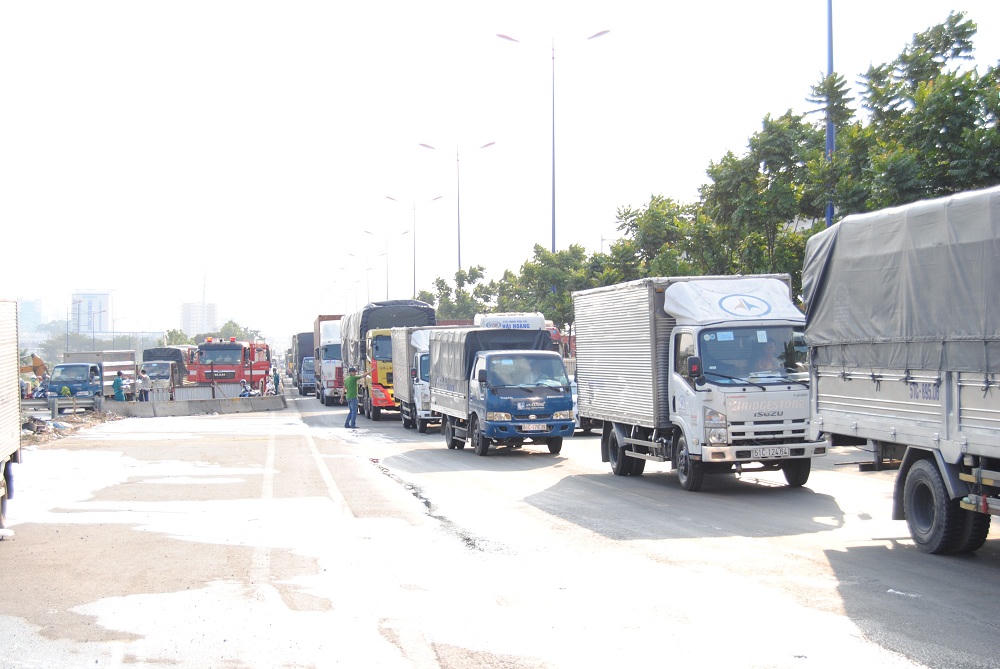 Xe bồn chở xăng bất ngờ bốc cháy dữ dội gần cầu vượt cửa ngõ Sài Gòn