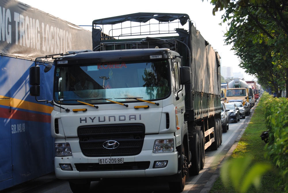 Xe bồn chở xăng bất ngờ bốc cháy dữ dội gần cầu vượt cửa ngõ Sài Gòn