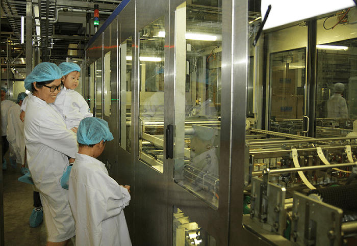 Vinamilk tổ chức cho con của nhân viên tham quan nhà máy sữa