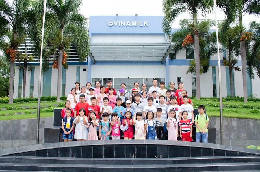 Vinamilk tổ chức cho con của nhân viên tham quan nhà máy sữa