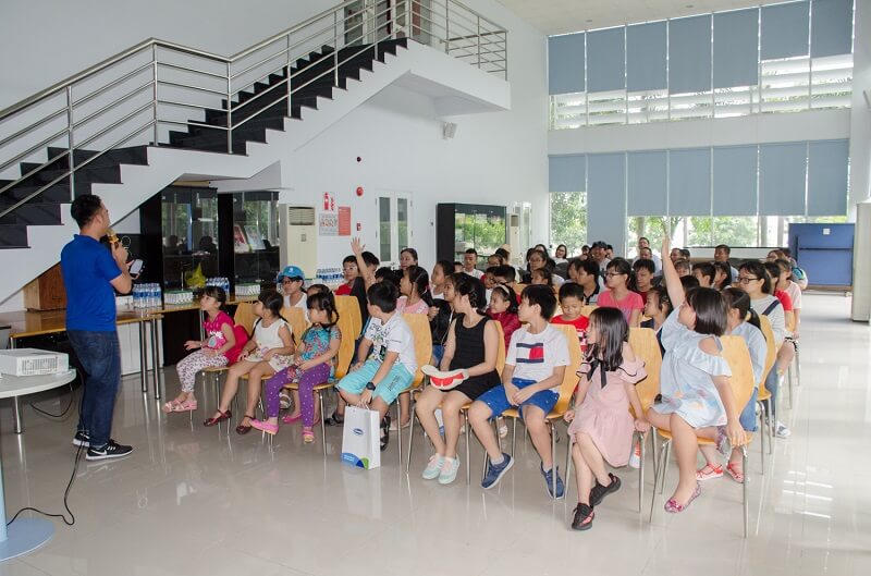 Vinamilk tổ chức cho con của nhân viên tham quan nhà máy sữa