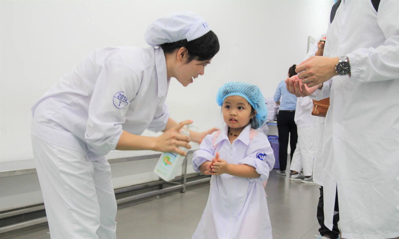 Vinamilk tổ chức cho con của nhân viên tham quan nhà máy sữa