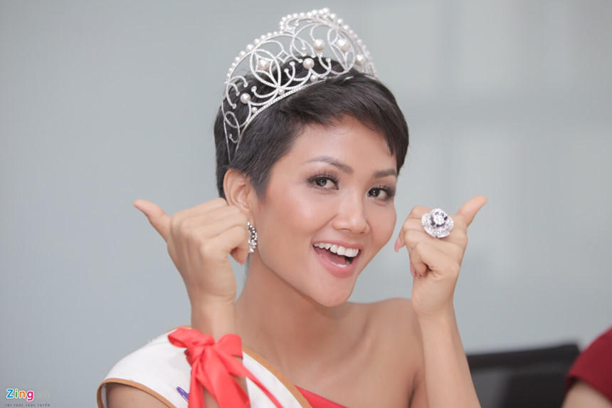 Hoa hậu H’Hen Niê và diễn viên Quyền Linh làm Đại sứ của Năm An toàn cho phụ nữ và trẻ em