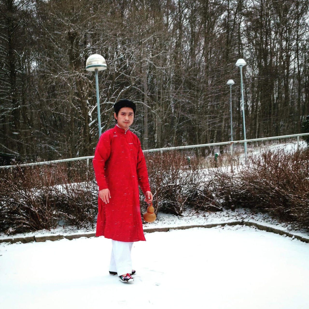 Chàng trai 9x đắm say… tà áo cổ