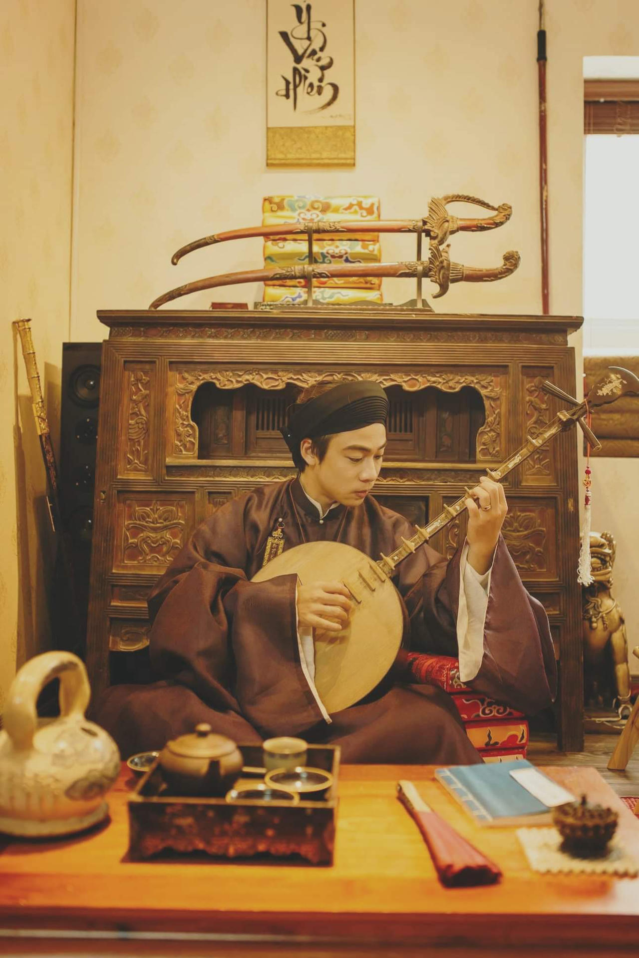 Chàng trai 9x đắm say… tà áo cổ