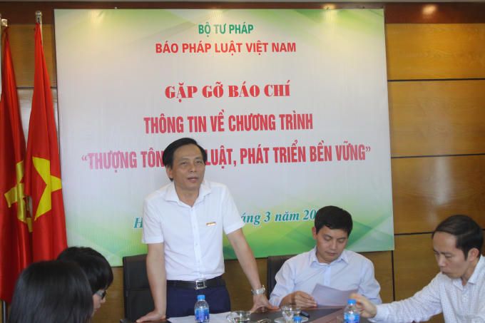 Ông Vũ Hoàng Diệp -Phó Tổng Biên tập Báo Pháp luật Việt Nam công bố thể lệ cuộc thi