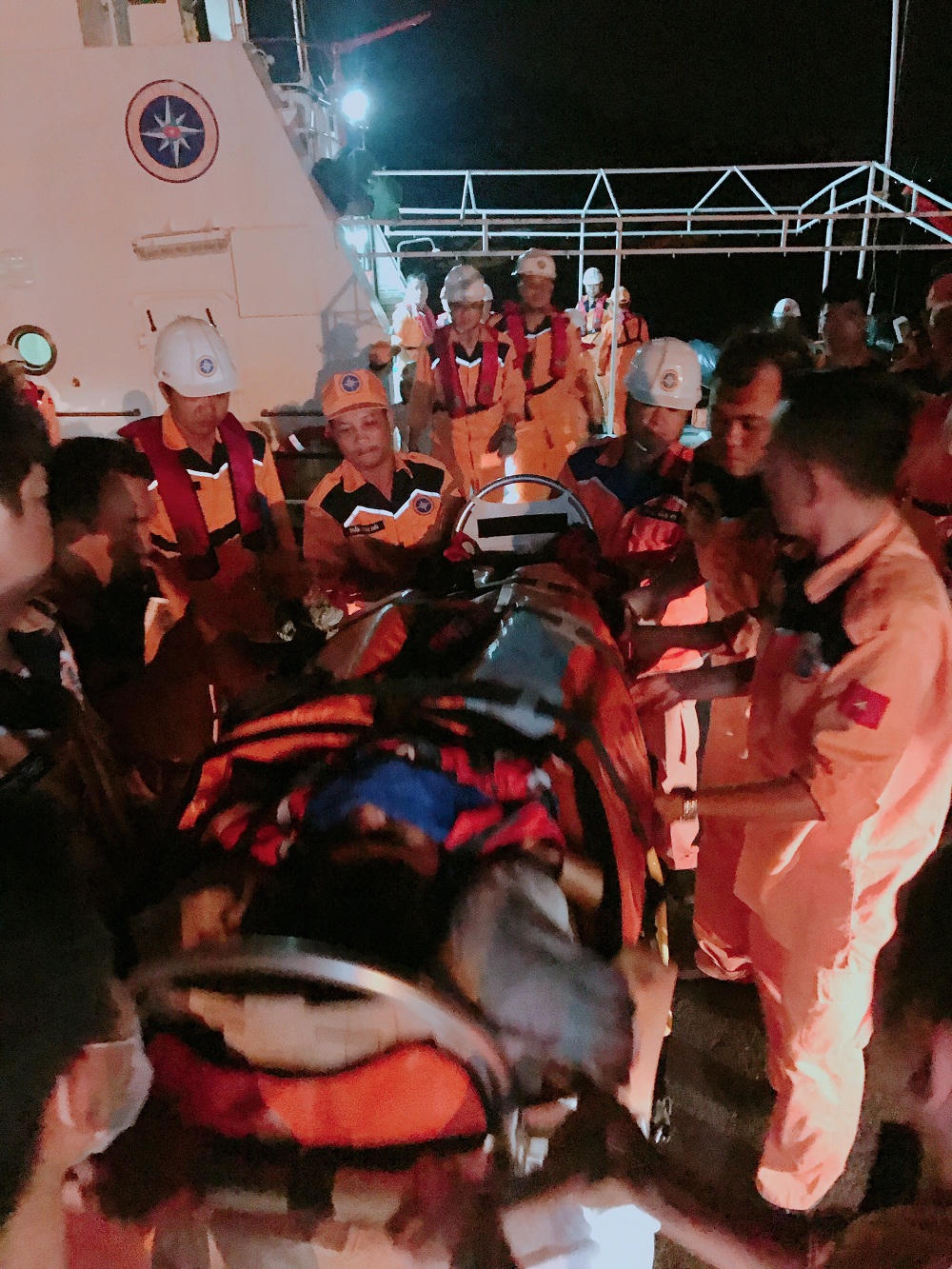 Vượt sóng dữ trong đêm đi cứu nạn thuyền viên có nguy cơ tử vong