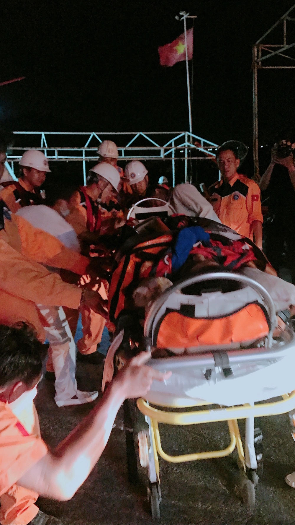 Vượt sóng dữ trong đêm đi cứu nạn thuyền viên có nguy cơ tử vong