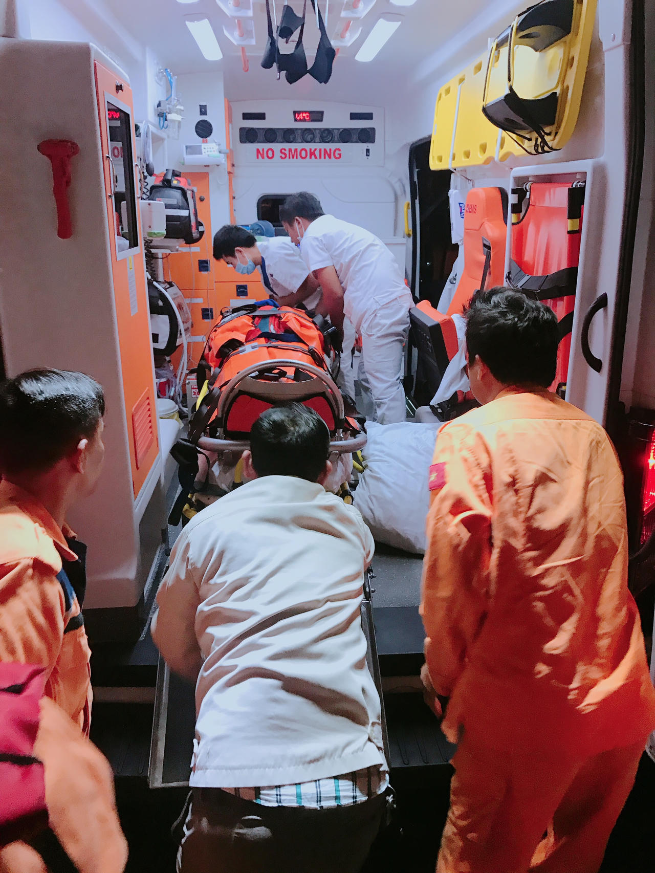 Vượt sóng dữ trong đêm đi cứu nạn thuyền viên có nguy cơ tử vong