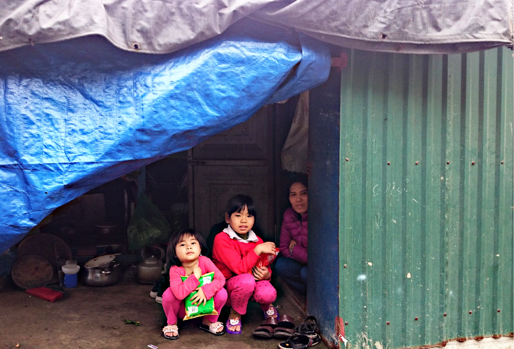 Phận đời những phụ nữ bám nước mưu sinh