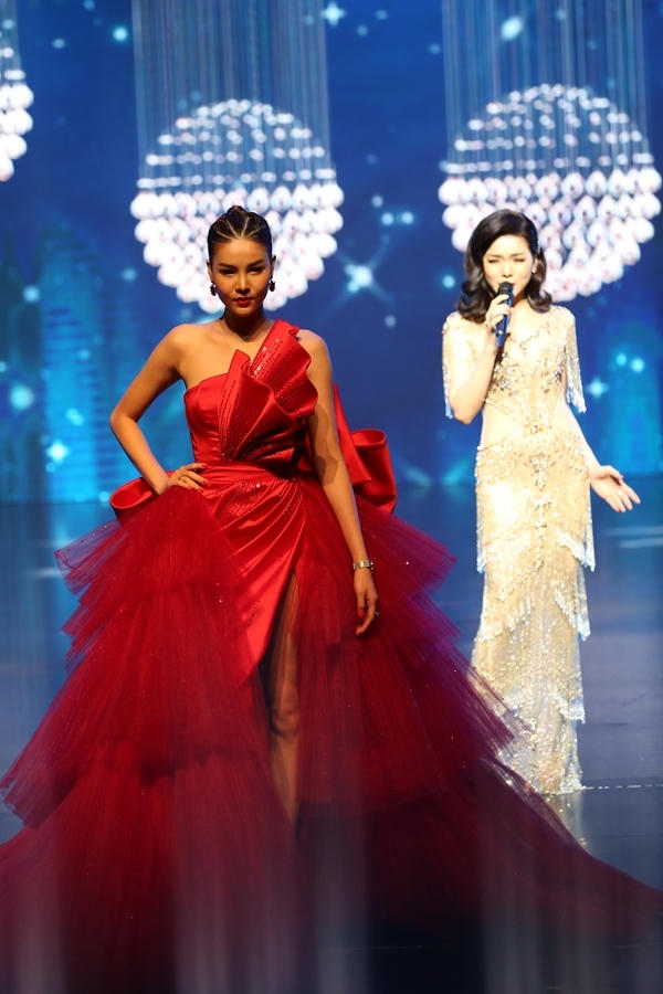 Ngọc Trinh diện váy xẻ sâu làm vedette trên sàn diễn