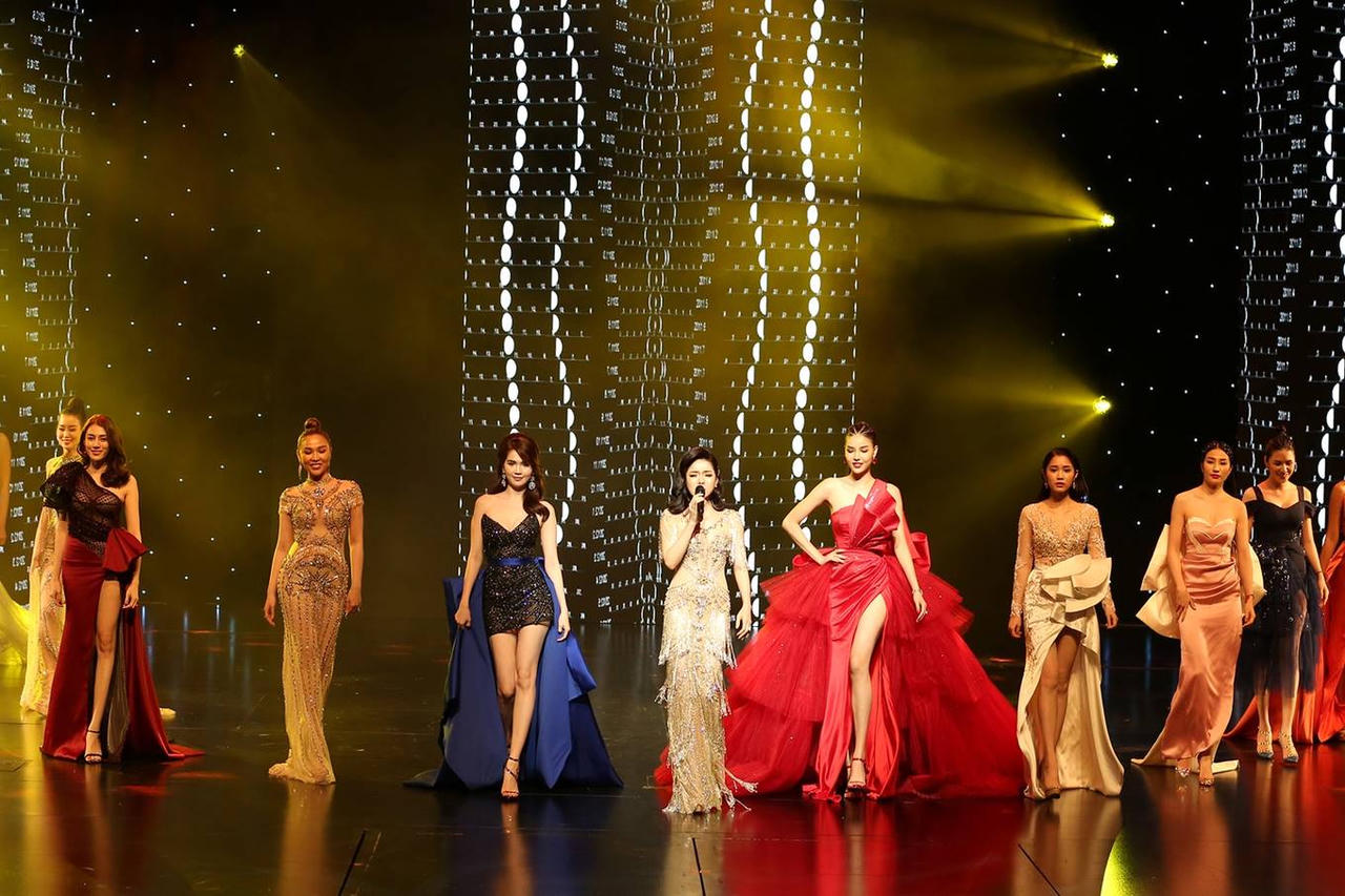 Ngọc Trinh diện váy xẻ sâu làm vedette trên sàn diễn