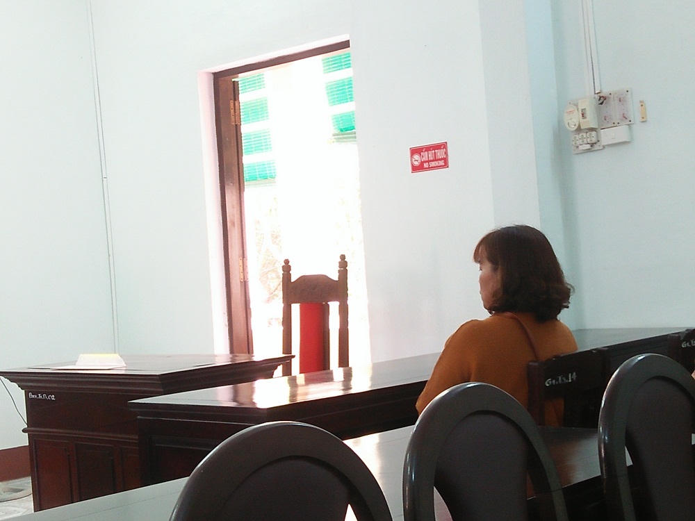 1 cú đấm, 3 cái răng cửa, 2 năm tranh chấp