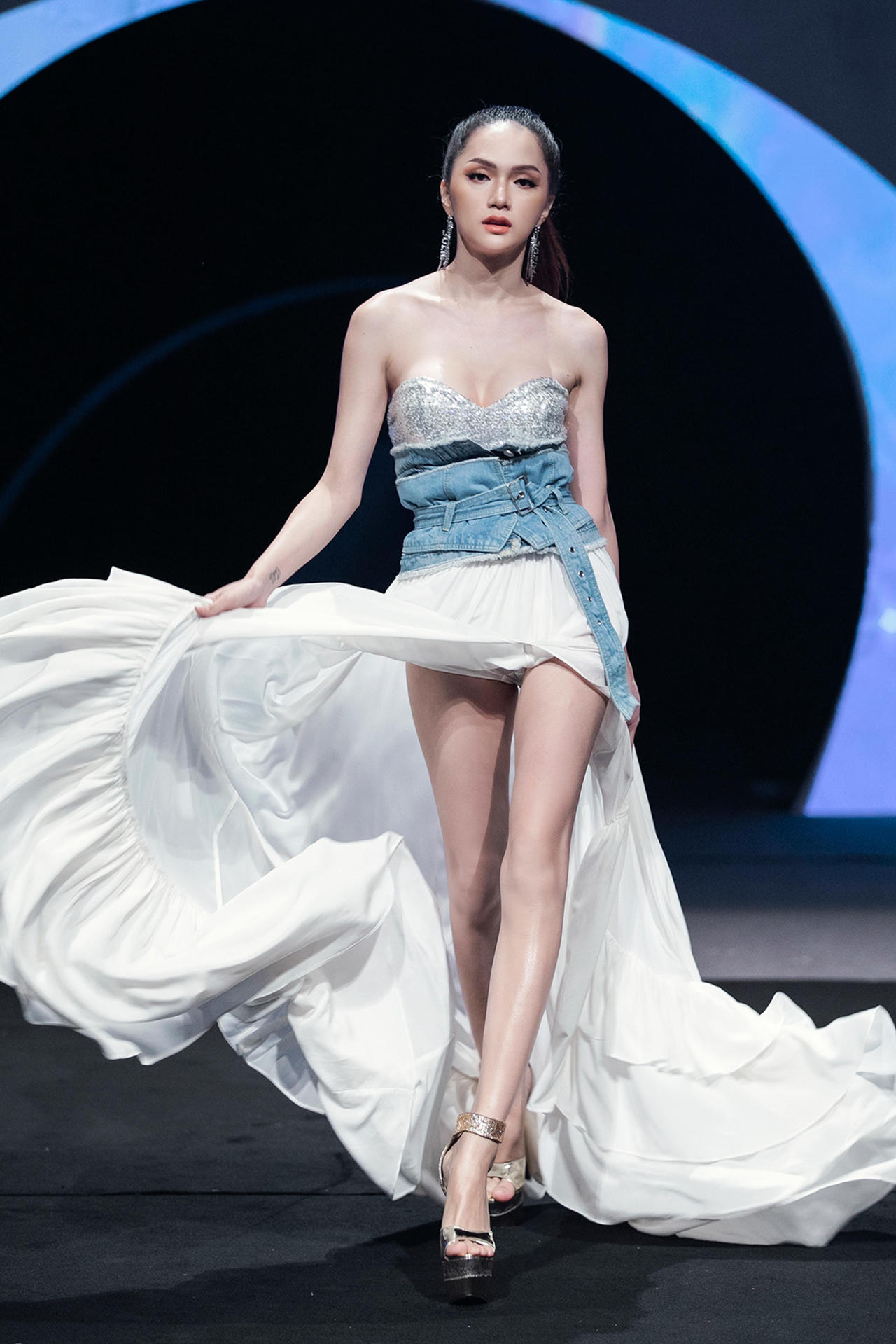 1000 người mê đắm tận hưởng “Color Your Mood”